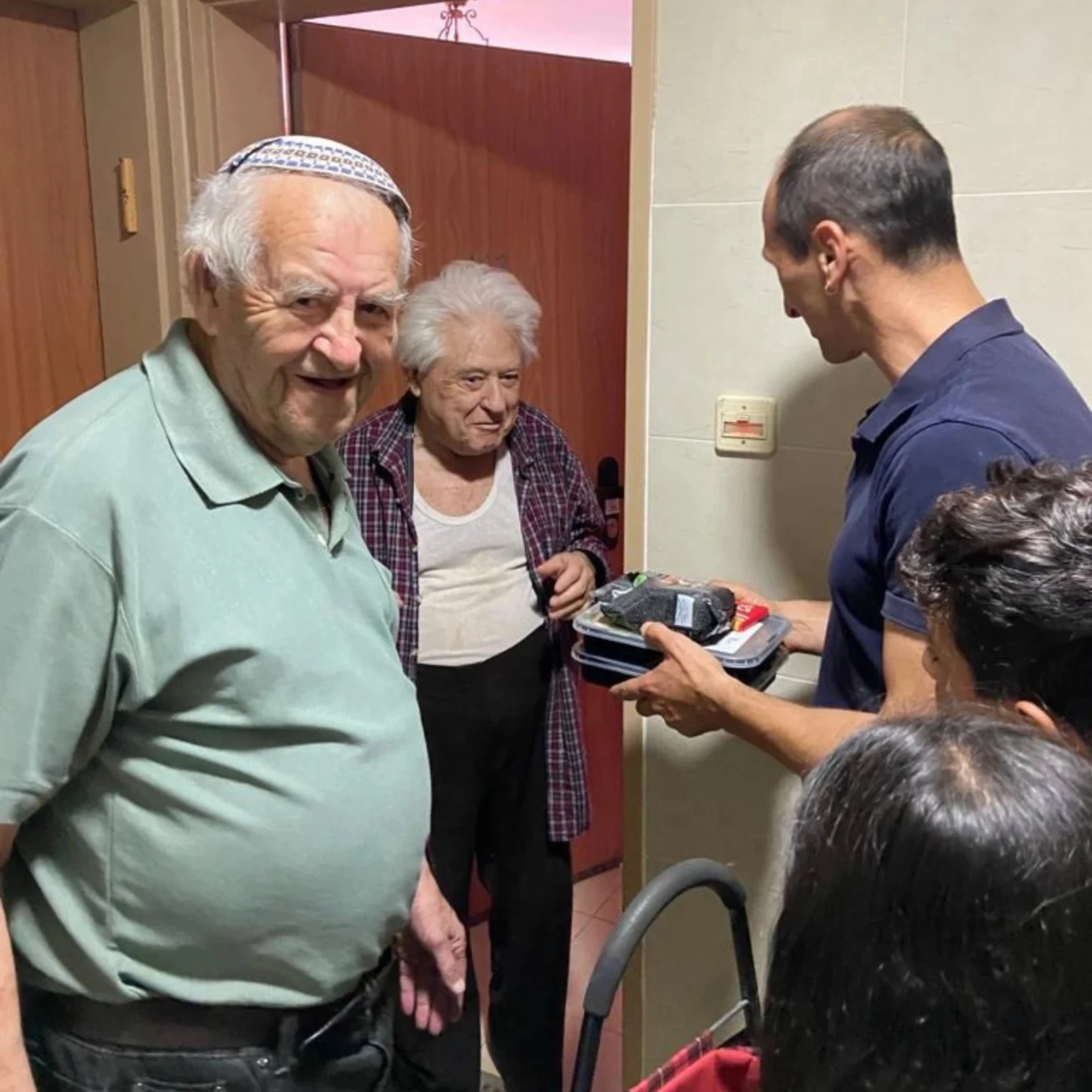 מגיעים עד הדלת – מתנדבים מביאים ארוחה עם חיוך